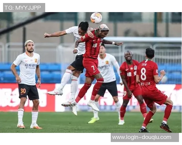 卓尔与建业激战正酣比分悬念迭起引发球迷热议